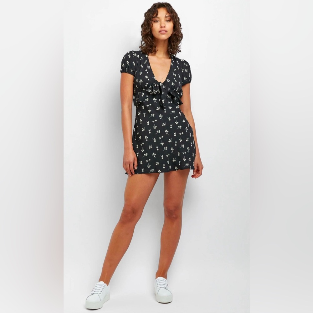 COTTON CANDY LA TIE FRONT FLORAL PRINT MINI DRESS IN BLACK